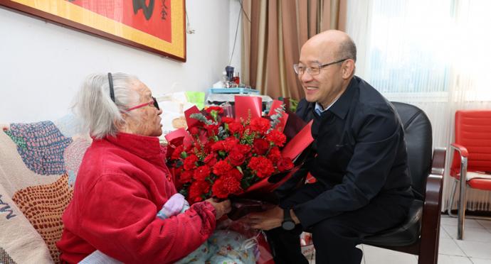 汪華東在慰問百歲老人并調(diào)研養(yǎng)老機構(gòu)時強調(diào)